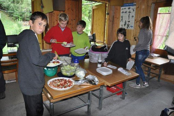 Nach dem Schiessen ist die Verpflegung an der Reihe