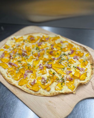 Foto vom Flammkuchen mit frischem Kürbis, Speck und Kräutern – hausgemacht bei Seliger HAUSGEMACHT
