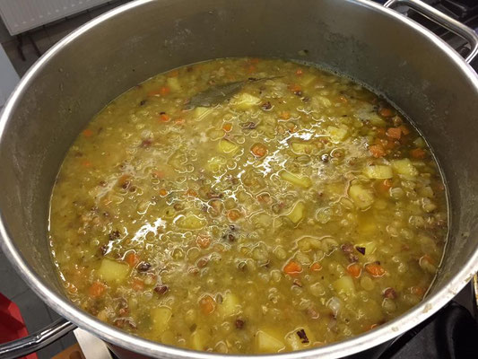 Foto einen Kochtopfs mit Frischer hausgemachter Erbsensuppe | Seliger HAUSGEMACHT Verden