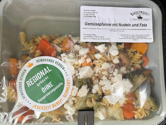 Foto des vegetarischen Gerichts in der Genussbox Verden: Gemüsepfanne mit Feta und Nudeln