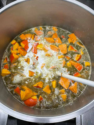 Foto eines Kochtopfs mit Kürbissuppe in Zubereitung | Seliger HAUSGEMACHT Verden