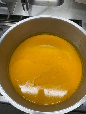 Foto eines Kochtopfs mit Kürbissuppe | Seliger HAUSGEMACHT Verden