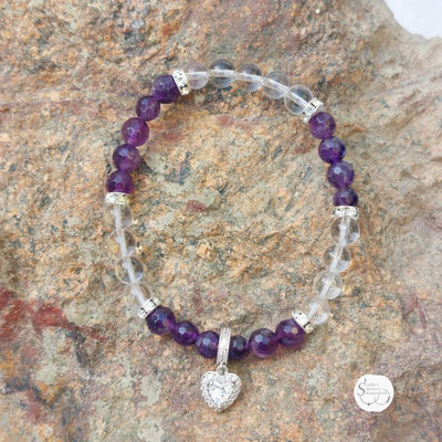 Die Armkette besteht aus Amethyst und Bergkristall, der Anhänger ist aus 925 Silber