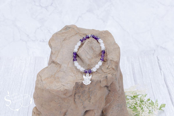 Die Armkette besteht aus Amethyst und Bergkristallen, der Anhänger aus Metall 