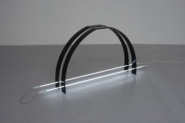 o.T. (I 04-2015), Coated iron, neon 160cm