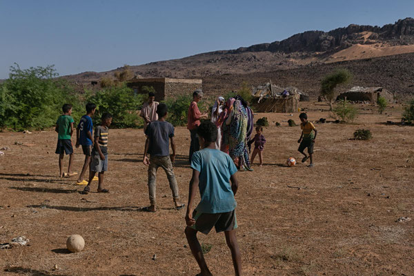 auch hier freuen sich die Kinder über einen Fussball