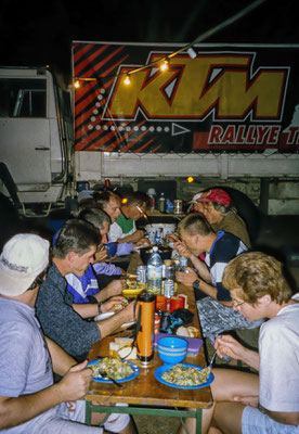 Abendessen im Fahrerlager