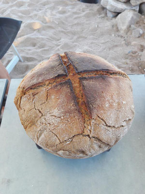 frisch gebackenes RoggenSauerteigSchwarzbrot  am Neujahresmorgen