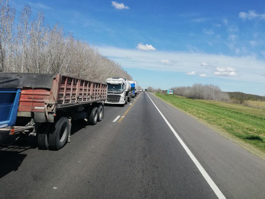 Ruta 3 - endlose LKW-Kolonnen