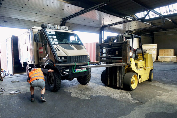 Montage der Containerräder mit Unterstützung durch Hubstapler