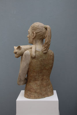 > Frau mit Katze <  2015  ,  Maße:  68 / 42 / 32 cm
