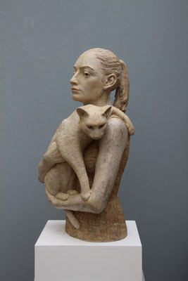> Frau mit Katze <  2015  ,  Maße:  68 / 42 / 32 cm
