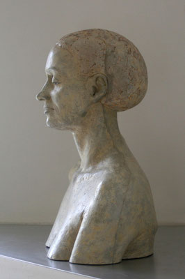 > Frau mit Haube <  2010  ,  Maße :  52 / 41 / 24 cm