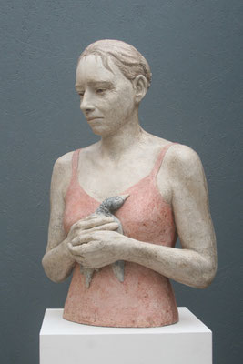 > Frau mit Vogel <    2014  ,  Maße: 64 / 42 / 27 cm