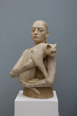 > Frau mit Katze <  2015  ,  Maße:  68 / 42 / 32 cm