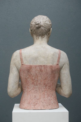 > Frau mit Vogel <    2014  , Maße: 64 / 42 / 27 cm