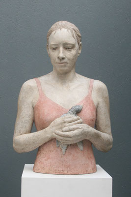 > Frau mit Vogel <    2014  ,  Maße: 64 / 42 / 27 cm