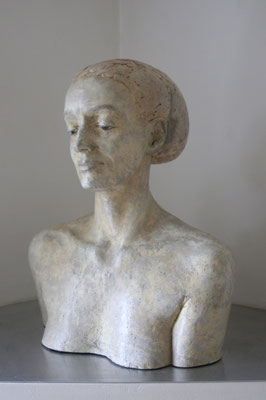 > Frau mit Haube <  2010  ,  Maße :  52 / 41 / 24 cm