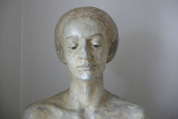 > Frau mit Haube <  2010  ,  Maße :  52 / 41 / 24 cm