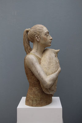 > Frau mit Katze <  2015  ,  Maße:  68 / 42 / 32 cm