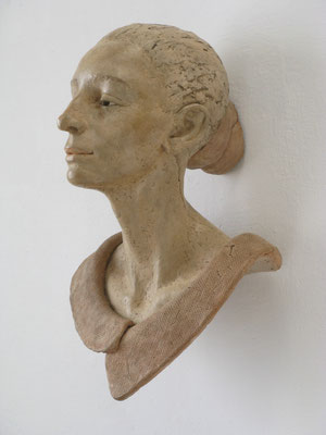 "Frau mit Kragen" 2008, Betonguss, getönt, lebensgroß
