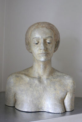 > Frau mit Haube <  2010  ,  Maße :  52 / 41 / 24 cm