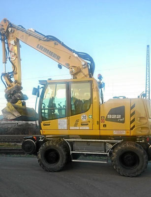 Liebherr Zweiwege-Bagger beim Eingleisen