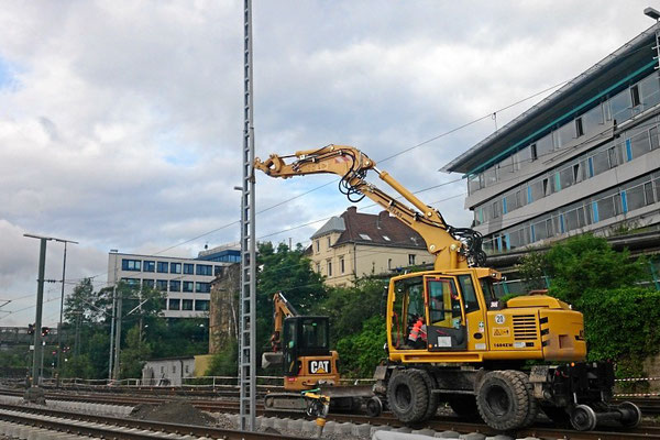 Aufbau von Masten mit dem Zweiwegefahrzeug