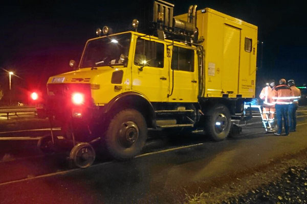 Zweiwege-Unimog Fahrer bei Messfahrt