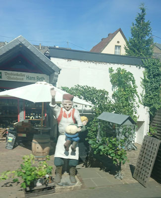 Für welchen Wein steht wohl diese Statue...???