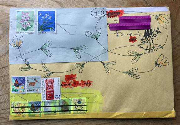 メールアート封筒に歴史ができてきました。綺麗なお花の切手です。千恵子さん、お花をなぞってくれてありがとうございます。History is being made on the mail art envelope. It has beautiful stamps on it. Thank you, Chieko, for tracing the flowers.