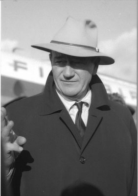 John Wayne arrives in Amsterdam for the Dutch premiere of "The Alamo".