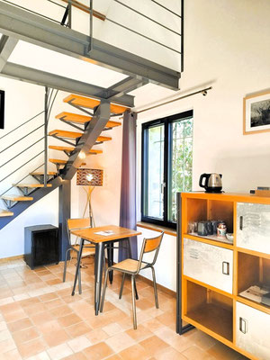 En formule chambre d hotes espace comprenant un mini frigo, micro-ondes, couverts...