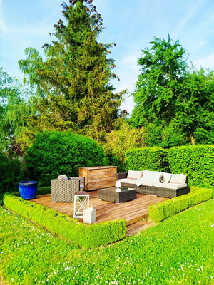 Espace détente dans le jardin avec notre salon de jardin