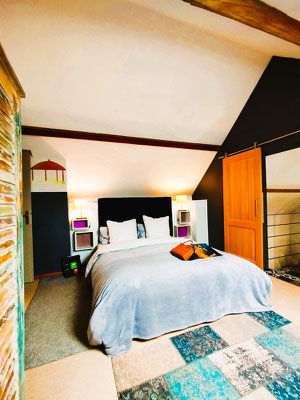 Chambre parentale spacieuse avec lit double et décoration soignée