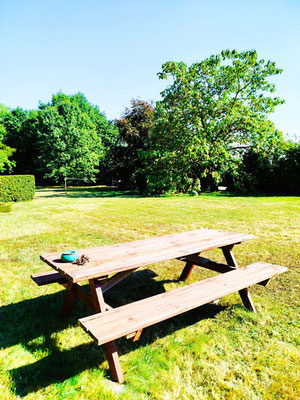 Table de pique-nique au cœur du jardin, pour vos repas en plein air