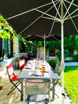 Petit déjeuner maison en terrasse vue sur le jardin