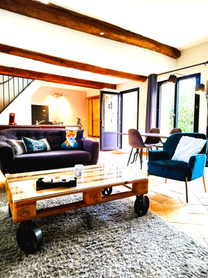 Intérieur confortable du gîte 3 étoiles pour séjour avec chien, salon spacieux et équipements complets pour des vacances sans soucis.