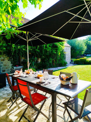 Petit déjeuner en terrasse, au cœur du jardin et au chant des oiseaux