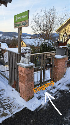 Eingang - Treppe runter dann links