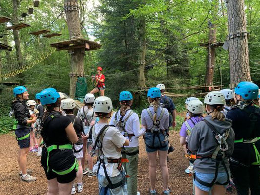 Gruppe von Menschen beim Klettern im Wald