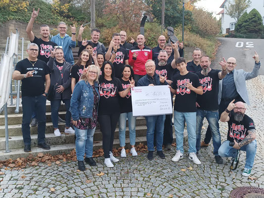 Große-Spende-mit-dem-gesamten-Team-und-Sponsoren