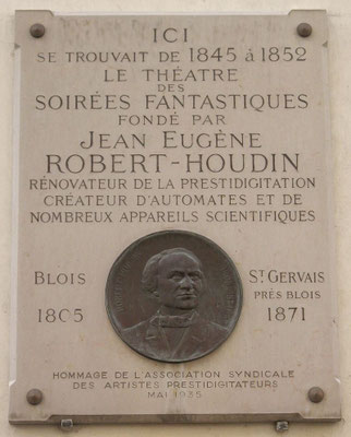 Plaque commémorative, 11 rue de Valois à Paris, où avaient lieu les « Soirées fantastiques »  de Robert-Houdin.