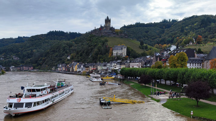 die Reichsburg in Cochem mit Hochwasser 2024
