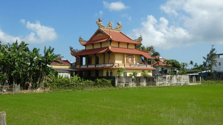 Pagode mit Reisfeldern bei einer Jeeptour auf der Insel Cam Kim