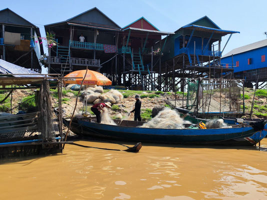 am Tonel-Sap-Fluss im Dorf Kampong Phluk