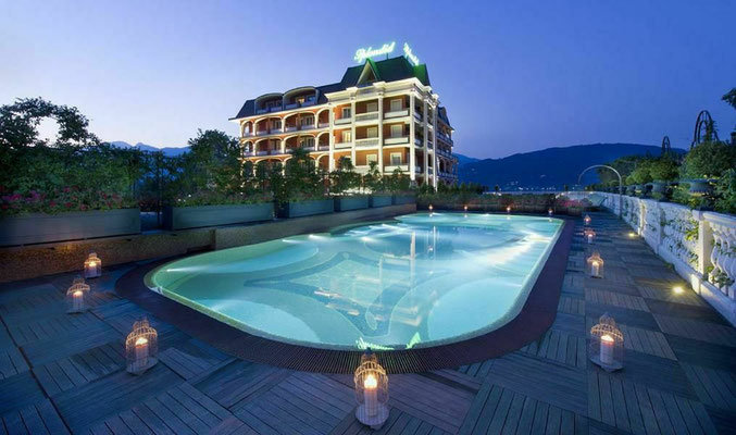 der Pool bei Nacht im Hotel Splendid - Baveno
