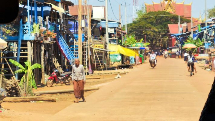 am Tonel-Sap-Fluss im Dorf Kampong Phluk