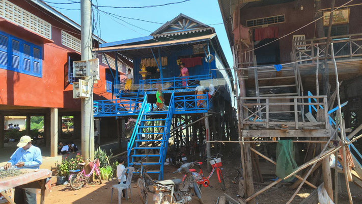 am Tonel-Sap-Fluss im Dorf Kampong Phluk