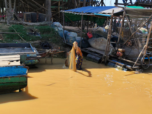 am Tonel-Sap-Fluss im Dorf Kampong Phluk